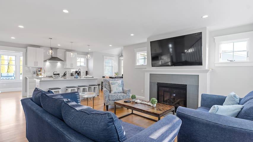 ☼☺Newly remodeled home w/easy access to Newport ☼ gallery image 4