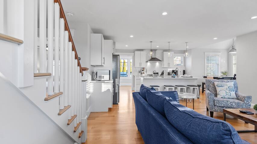 ☼☺Newly remodeled home w/easy access to Newport ☼ gallery image 3