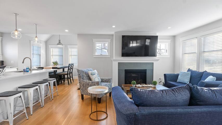 ☼☺Newly remodeled home w/easy access to Newport ☼ gallery image 5