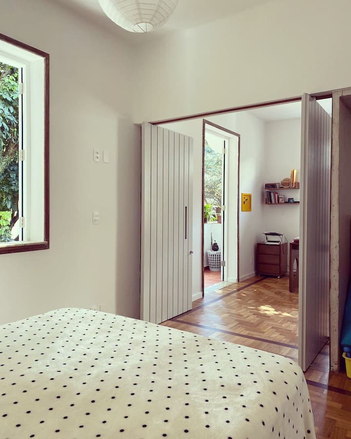 slaapkamer met uitzicht op het kantoor en het balkon