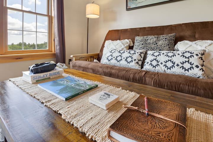 日式床垫可供家人或朋友同行者入住，配备标准双人床。  此外，我们热爱我们的鸟类，欢迎您来到我们美丽的野外鸟类-蓝鸟、麻雀、杂货、雀类等！ 您还可以享用野生火鸡和鹿。