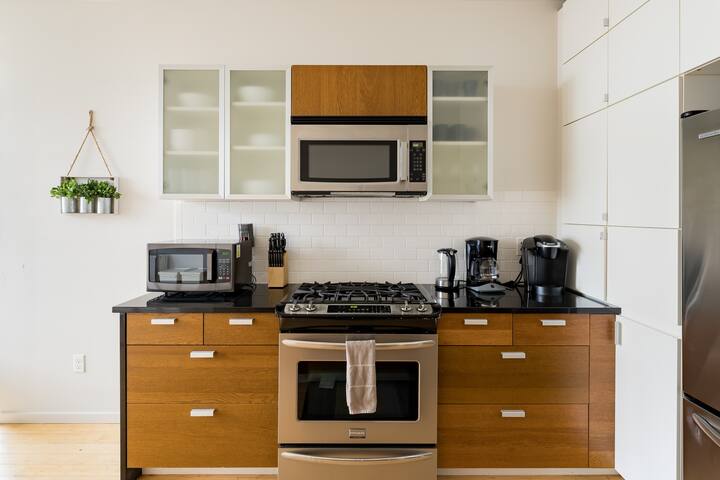 Spacious 3BR Capitol Hill Loft | Walk to Downtown gallery image 3