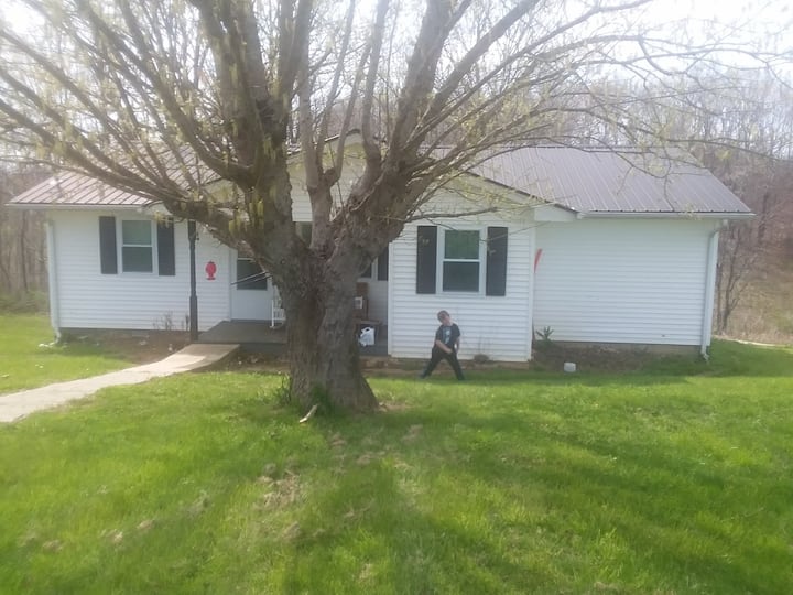 Quite cottage style 3 bedroom home 3 min from lake Cottages for Rent