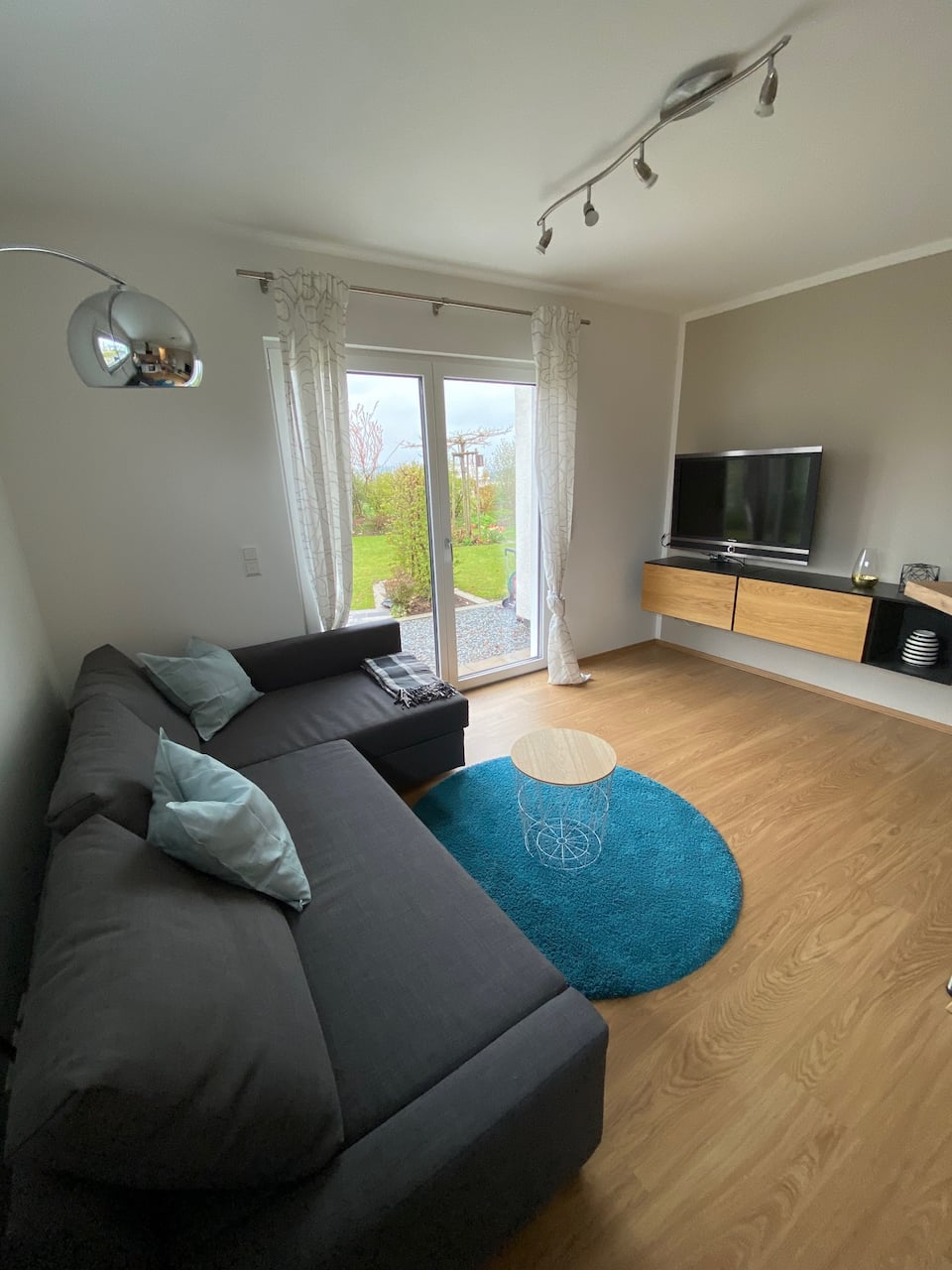 Elegant 2-room apartment in a quiet location — photo 1