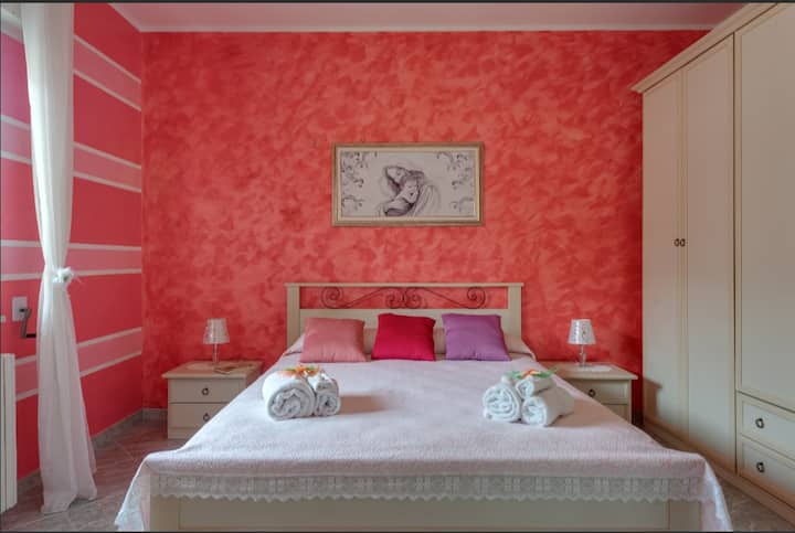 habitación  con aire acondicionado y ventilador de techo  