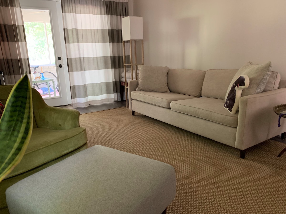 Dnevni boravak u prizemlju:
direktno izvan sunčane sobe. 50-inčni pametni TV, kauč i stolica s otomanom. Mini hladnjak i aparat za kavu.