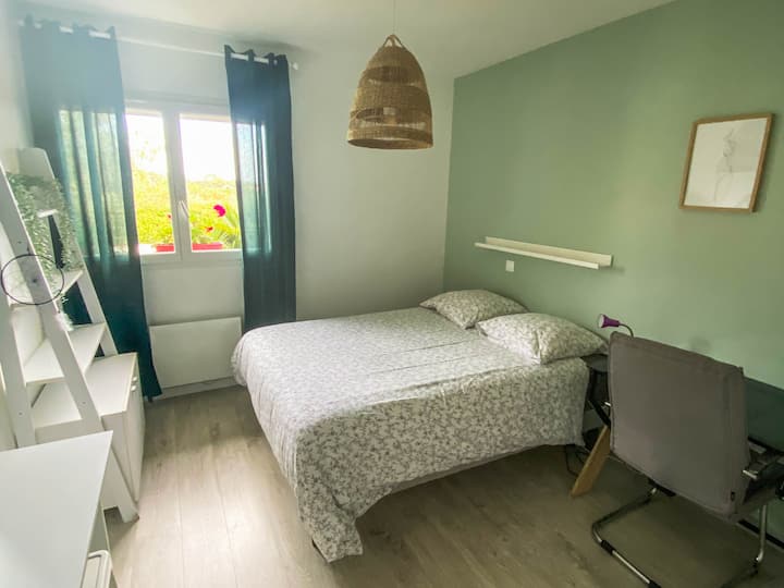 Spavaća soba 1 s bračnim krevetom i radnim stolom