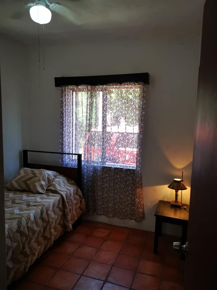 Ako u ovoj prostoriji boravi samo jedna osoba, donji će se krevet čuvati ispod kreveta.  