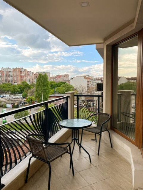 Bright New Apartment With Parking At The Center!