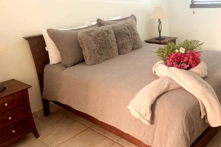 Ლამაზად მოწყობილი და კომფორტული საწოლი 152 × 203 სმ მზით განათებული დღის შემდეგ!