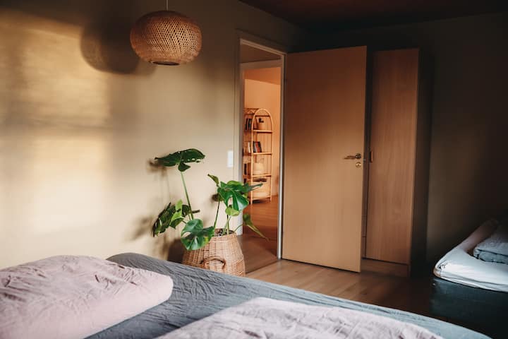 Dormitorio principal con una cama Dunlopillo 180 x 200 y una cama individual de 90 x 200 tamaño también. Ah, y un armario vacío para tu ropa y esas cosas. 