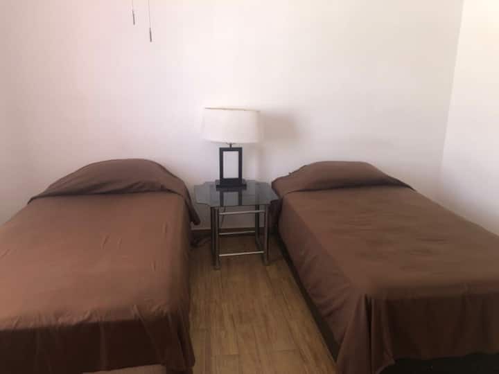 Ფართო ცალკე ოთახი 2 ერთადგილიანი საწოლით, კარადათი და სარკით
Ხელმისაწვდომია კარადა და პირსახოცები.
Ჭერის ვენტილატორი და ცენტრალური გამაგრილებელი.
