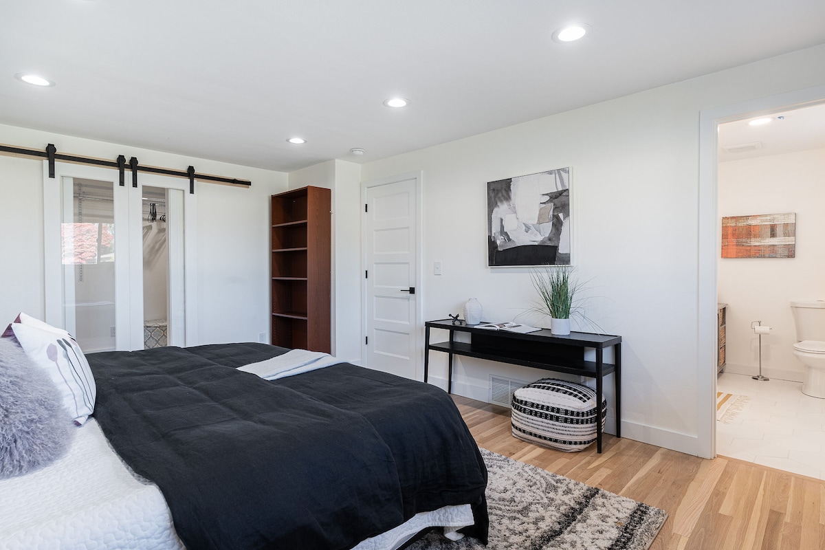 חדר שינה למעלה עם מיטת קינג סייז. מוביל לחדר הרחצה