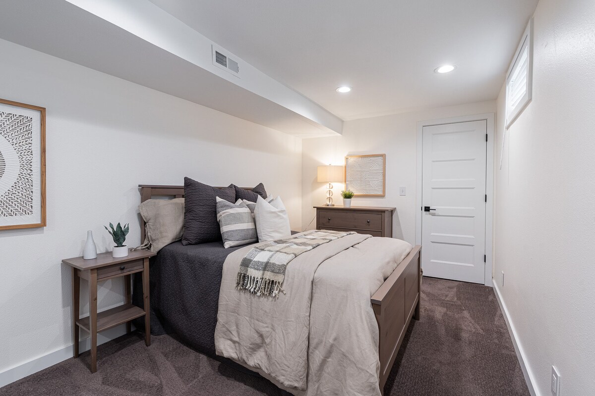 חדר שינה שלישי עם מיטת קווין סייז. חדר ארונות