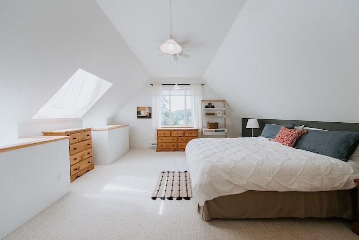 Master bedroom w/ king bed