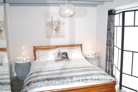 Luxury 2 bedroom flat central Worcester + parking