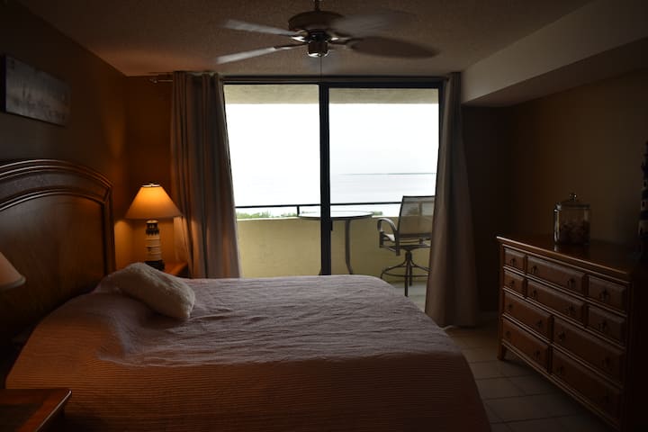 Dhomë gjumi kryesore me pamje nga ballkoni, kanali i varkës dhe Gjiri.