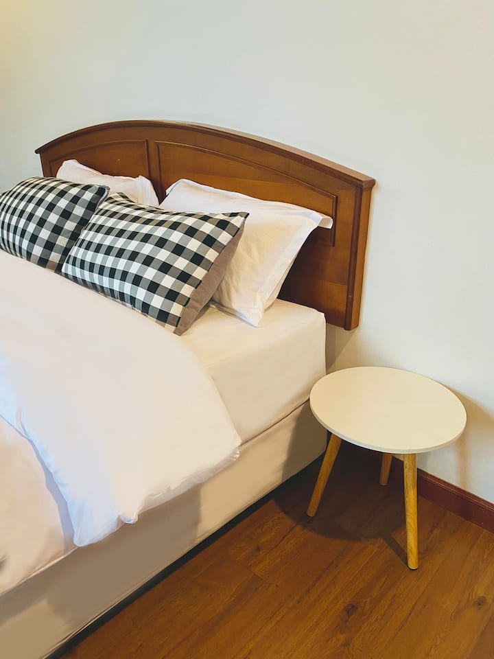 Cama tamaño king con mesita de noche para mayor comodidad.

Cama tamaño king con mesita de noche para facilitar su uso.