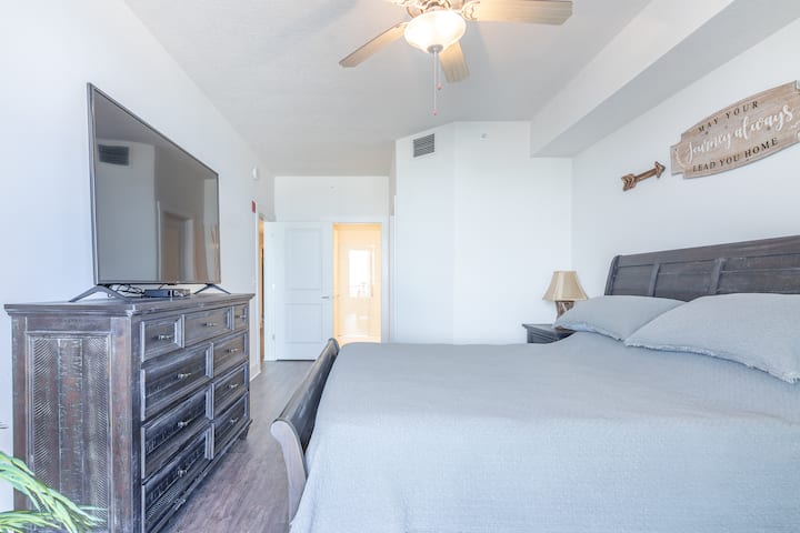 חדר שינה ראשי עם מיטת קינג סייז, חדר רחצה פרטי וארון בגדים. 