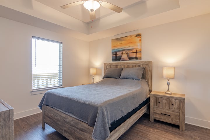 חדר שינה שני עם מיטת קווין סייז. 