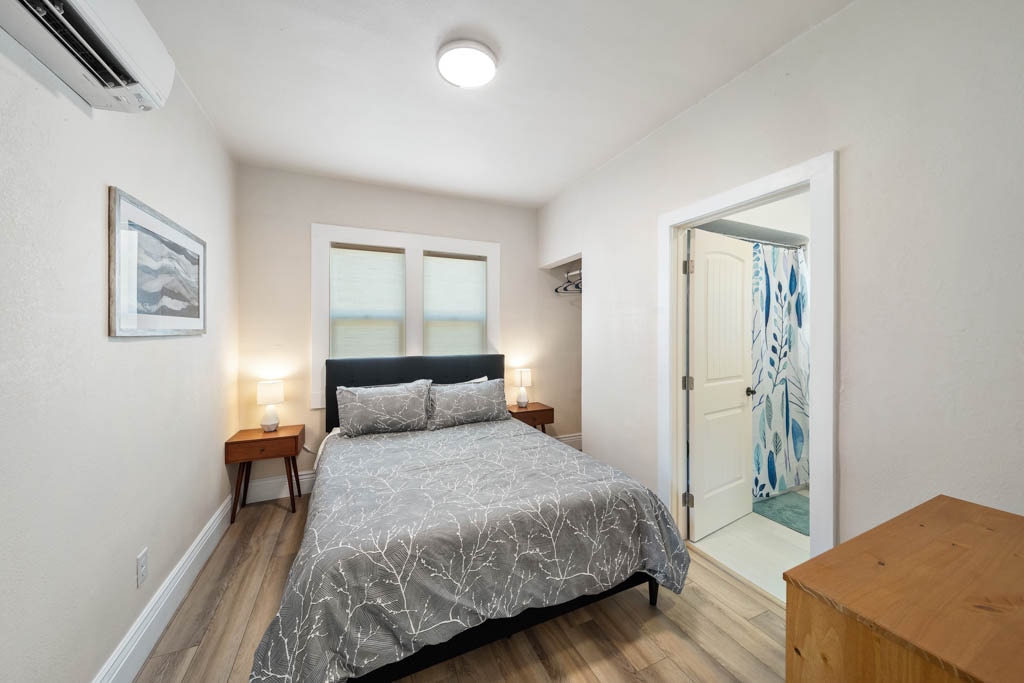 Veliki bračni krevet s madracem od memorijske pjene i dovoljno prostora u ormaru.