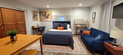 Storybook Cottage: Less than 1/2 mile from UC