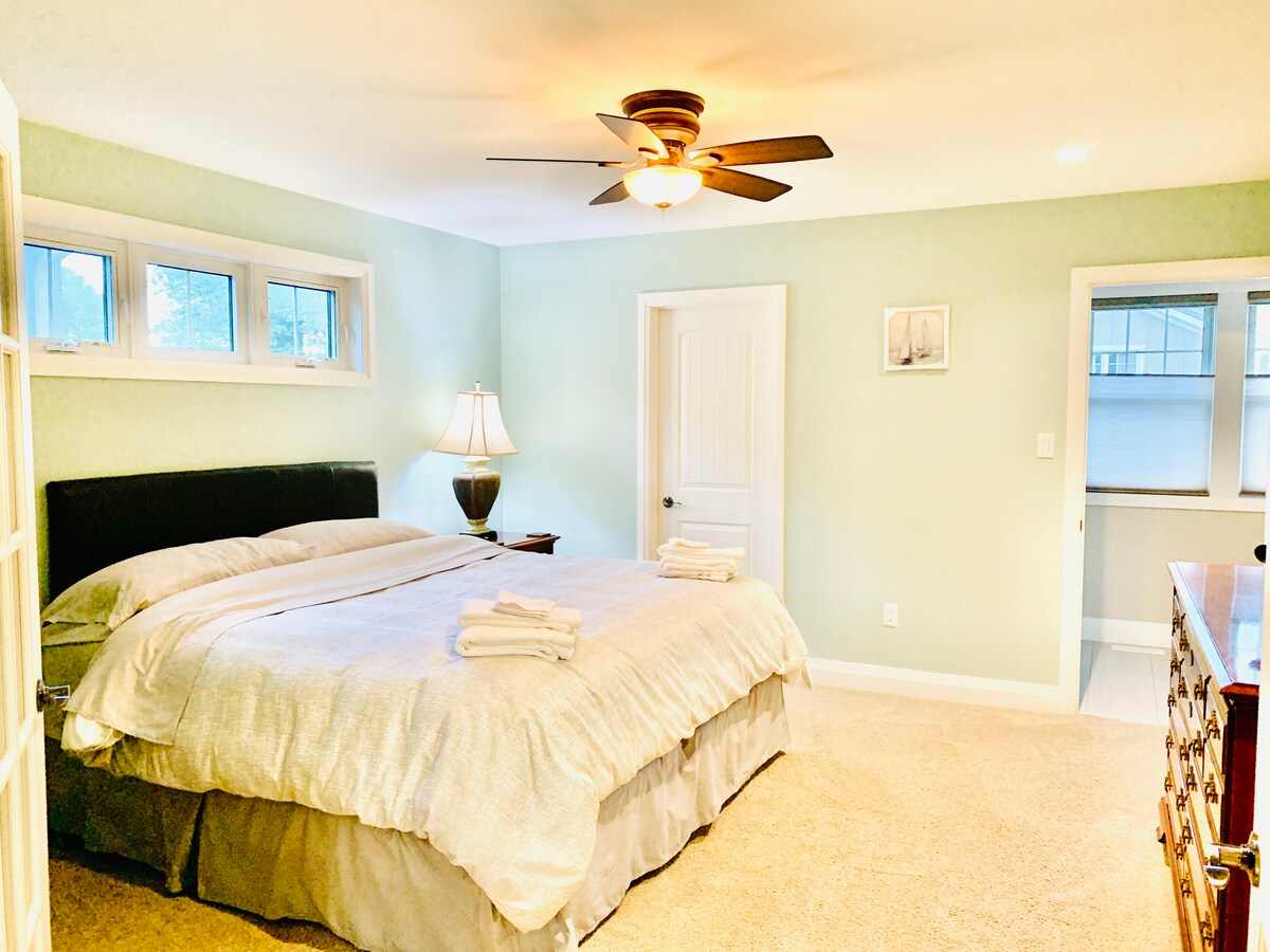 Hlavná spálňa na poschodí s manželskou posteľou veľkosti King