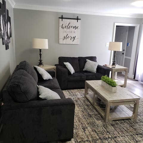 ENTIRE HOME Camdyn's Place. KING BED. SLEEPS 12