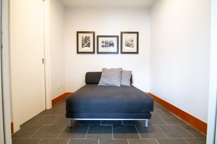 غرفة نوم ثانية بسرير نهاري يتحول إلى مرتبة بحجم كبير. ملاحظة: توجد المرتبة على الأرض لذلك قد لا تكون مثالية لأولئك الذين يعانون من مشاكل في التنقل. 