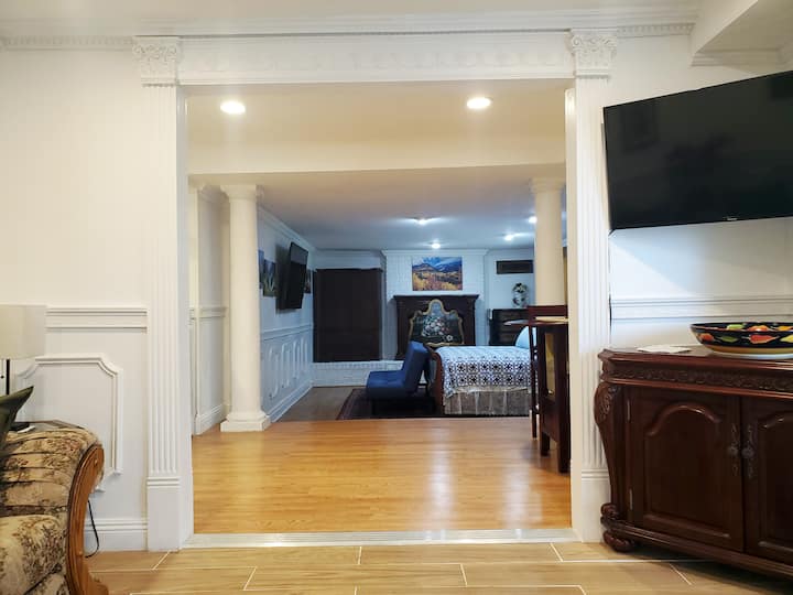 配有模具、柱子和柱子的定制欧式建筑