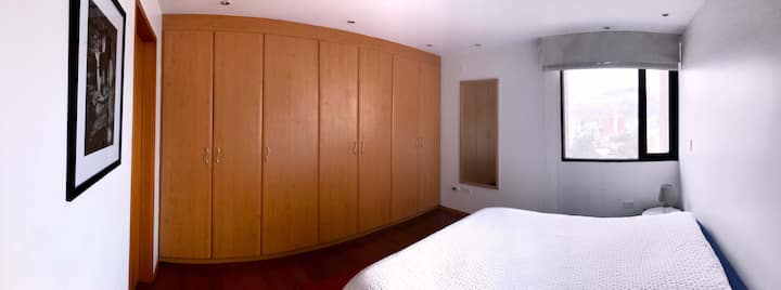 Bedroom: large wardrobe and large mirror
Dormitorio: closet y espejo grandes