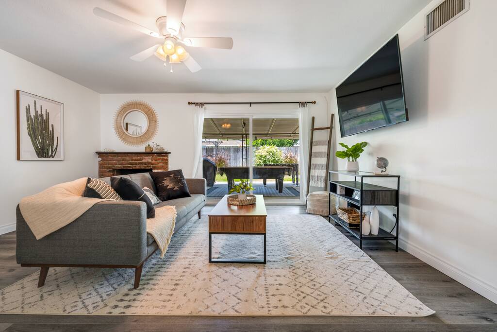 COZY HOME w/ Jacuzzi near Downtown Riverside