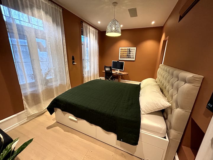 Lit King Size avec poste de travail dans la chambre principale. Climatisation installée 