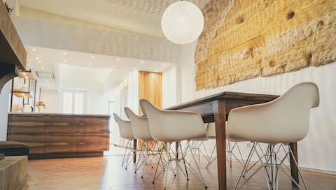 Popular Airbnb listing: In the shadow of the Airbnb citadel in Ménerbes in Ménerbes