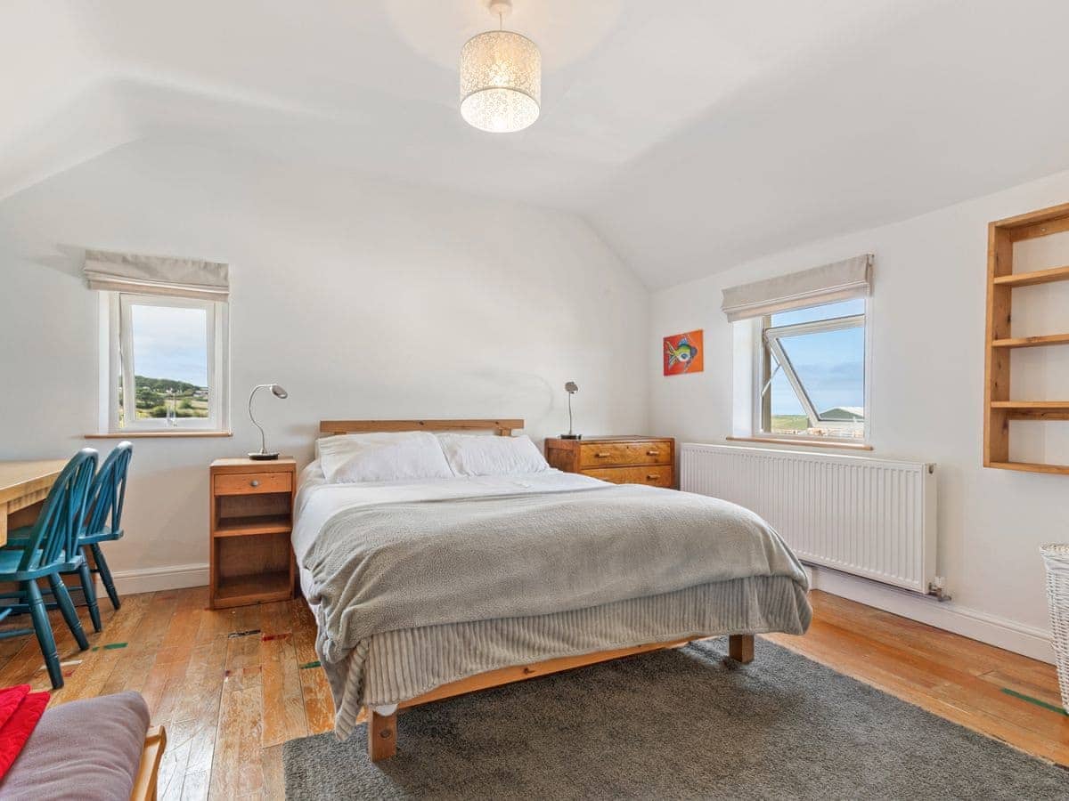 ห้องนอนใหญ่พร้อมเตียงคิงไซส์