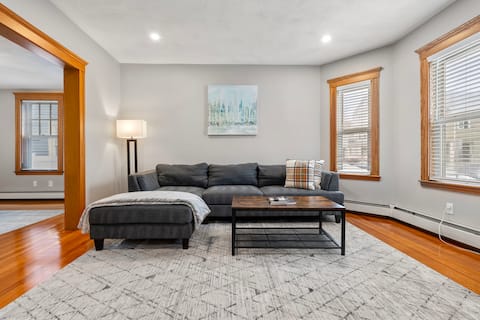 Top Airbnb: Tufts 2 Bed + Office & Free Parking in Medford