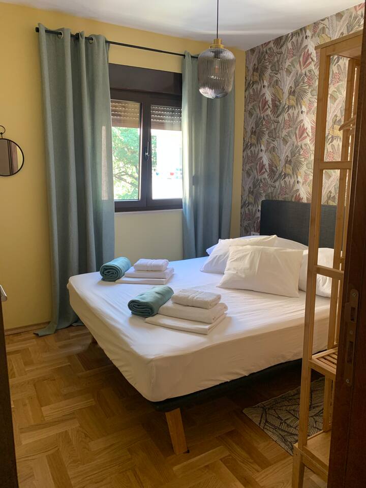 Chambre à coucher « Perroquets »...
