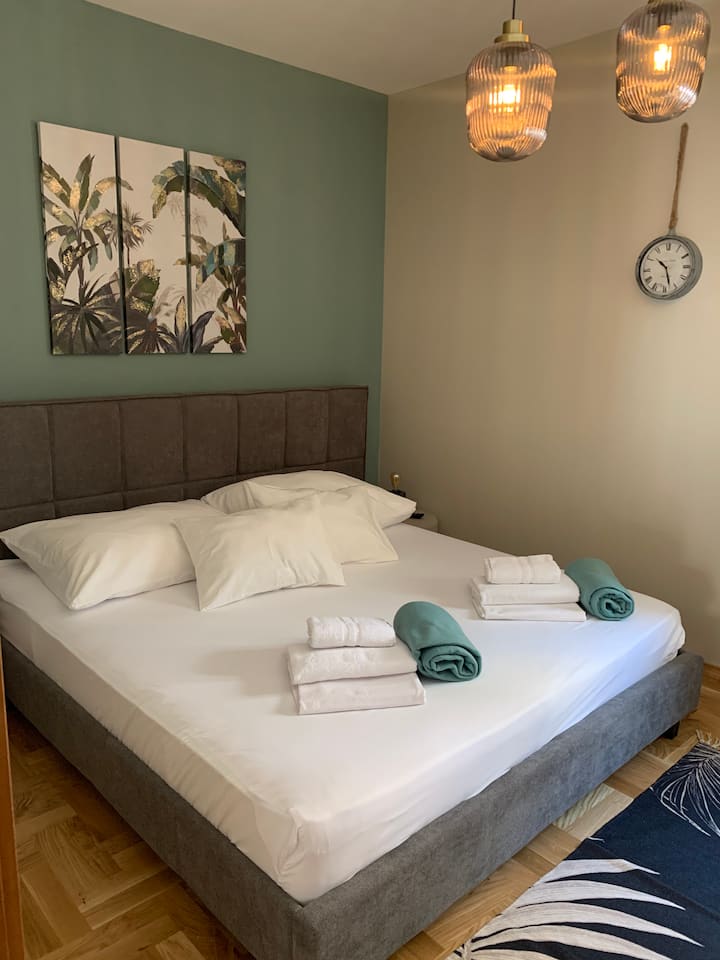 Chambre principale... confort de couchage élevé sur 4 oreillers et matelas orthopédiques