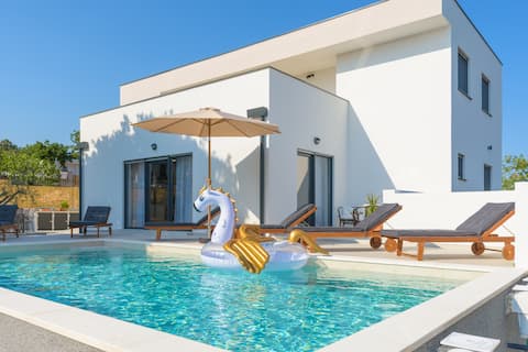 Villa Hana, spacious modern villa with pool