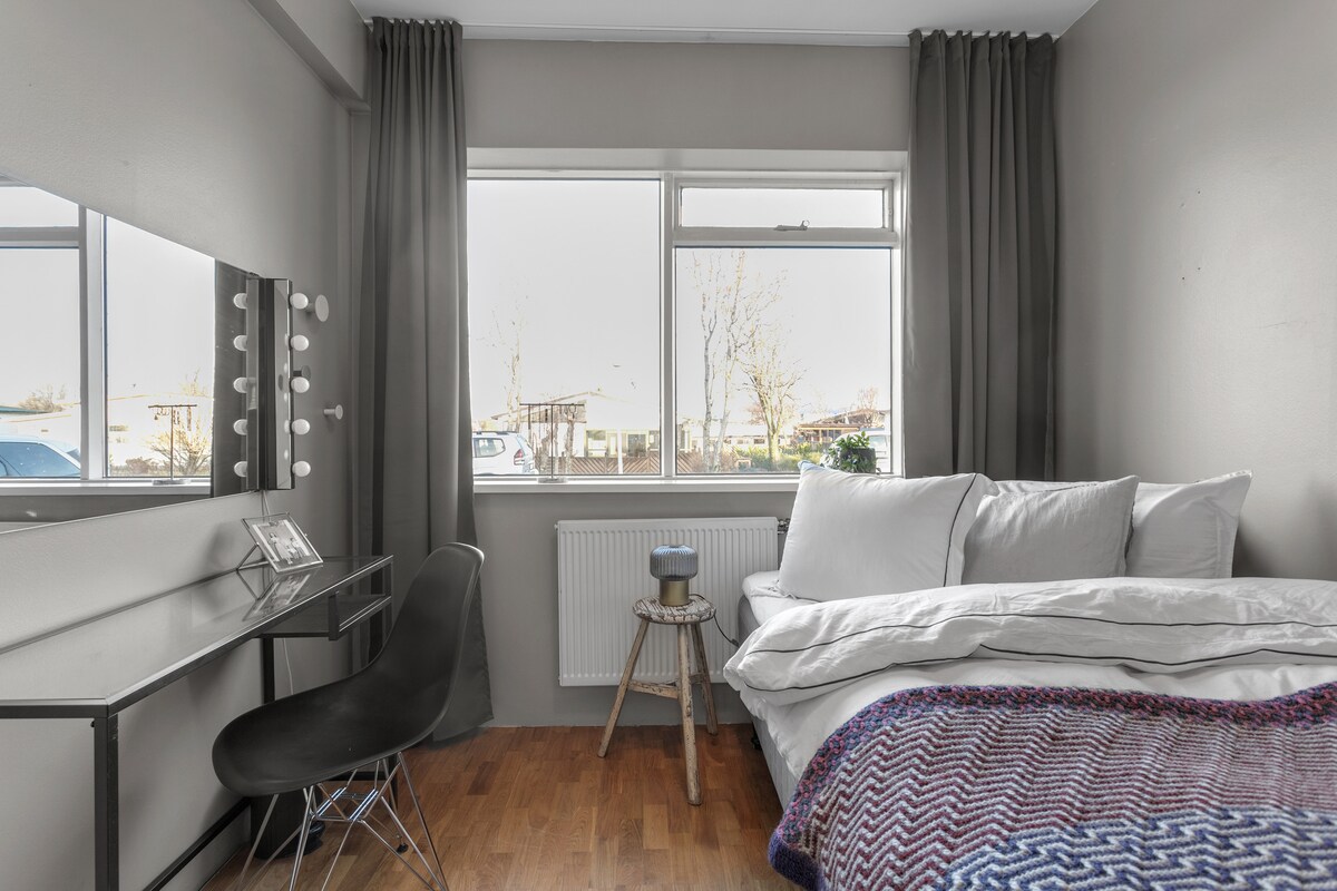 Cama individual grande de 120*200 cm.
(Posible para que duerman dos niños) 