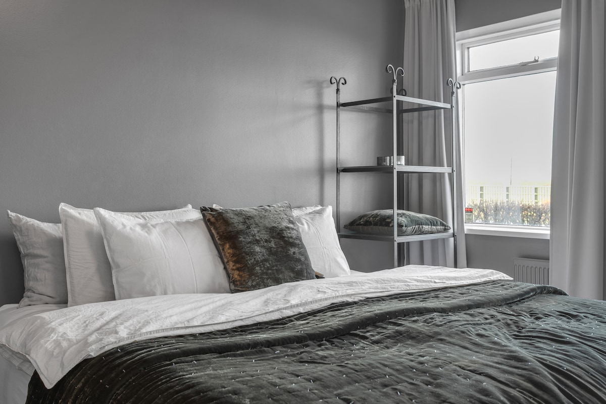 Cama grande de 220*200 cm.