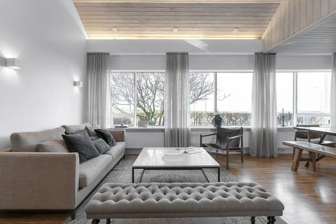 Home in Reykjavík city area. Hot tub, Ocean View