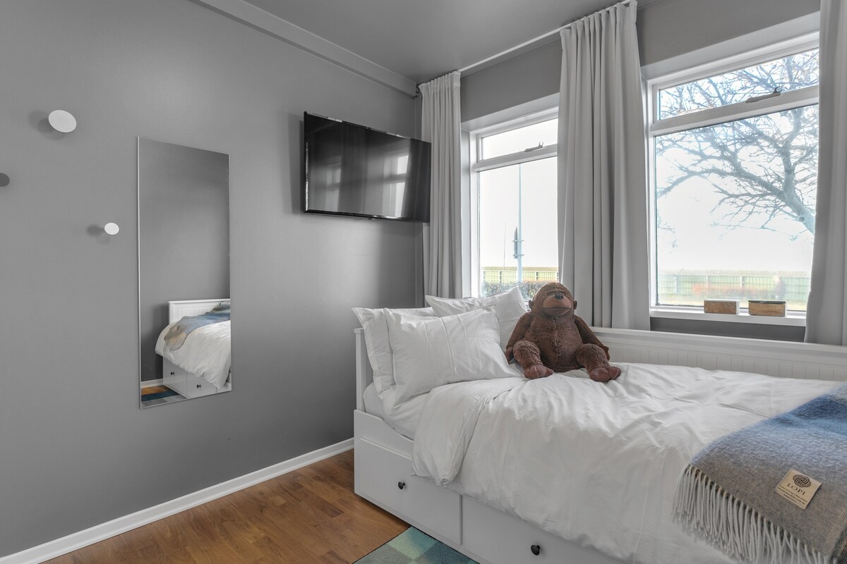 Se puede hacer como una cama doble. 
Como soltero, mide 80*200 cm.
Como el doble, es de 160*200 cm.