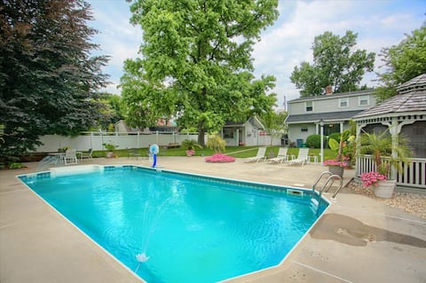POOL & Lrg Private Yard, Gazebo, Outdoor Kit/Bath!