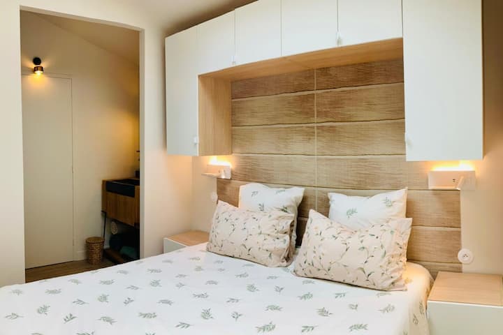 卧室-床160厘米
空调
直接壁式插座中的USB和USB-C端口
Emma床上用品