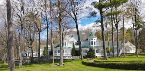 Private Lakefront Luxurious Estate