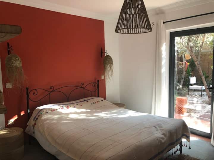 Chambre parentale 1 baignée de lumière.
Lit 160 cm.
Ouverte sur le jardin.