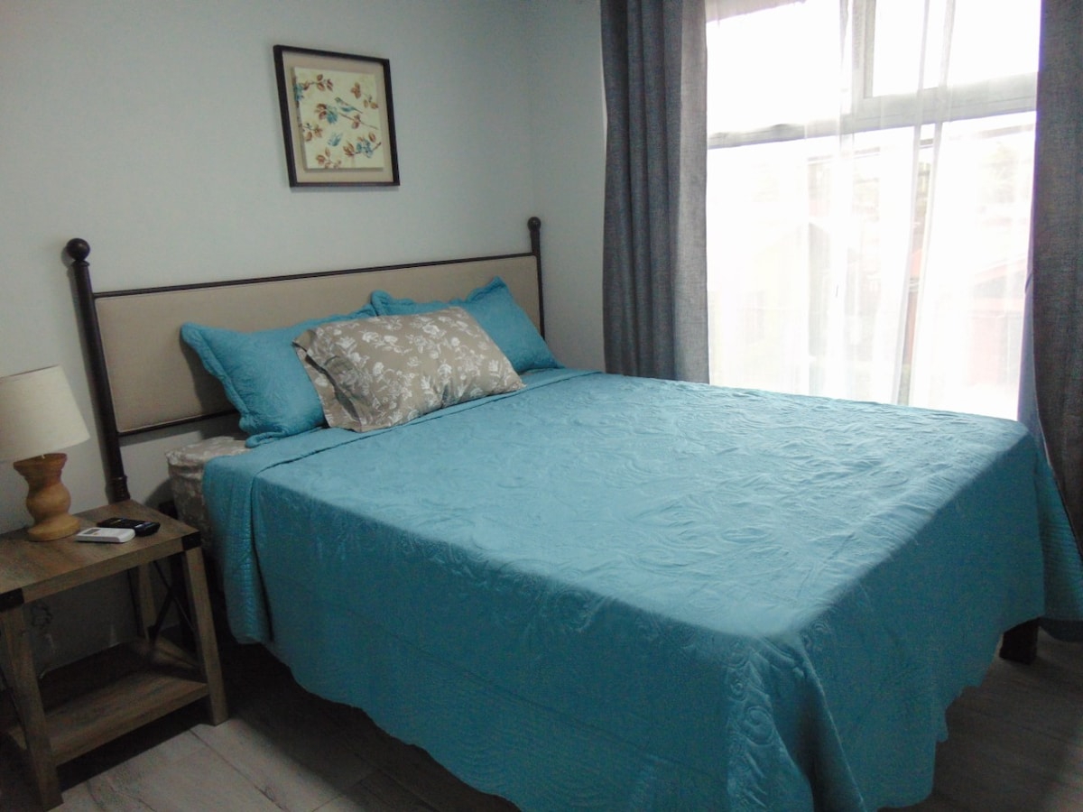 1 - ва стая, двойно легло, климатик, килер, кабелна телевизия и вас.