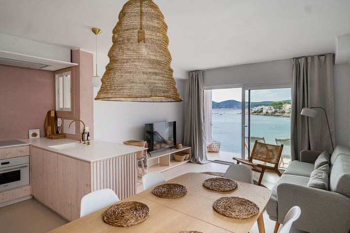 1 Floor B. Sea view & direct access to the beach