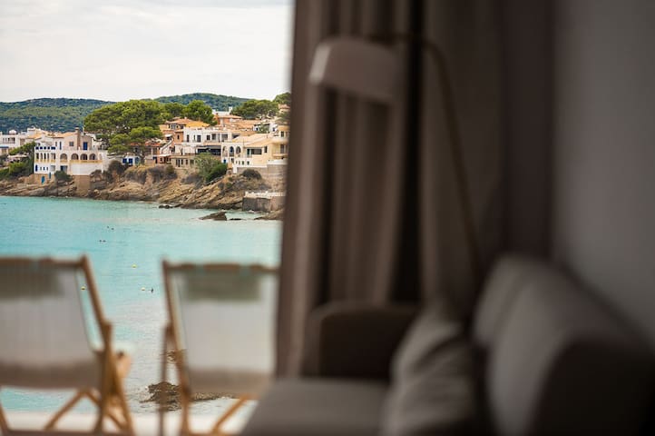 2 Floor A. Sea view & direct access to the beach